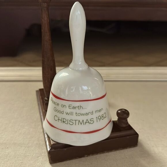 Vintage 1982 white porcelain Christmas bell with red and green details. - Picture 1 of 6
